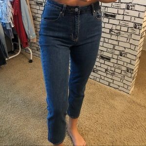 Mom Jeans - one bleached pocket